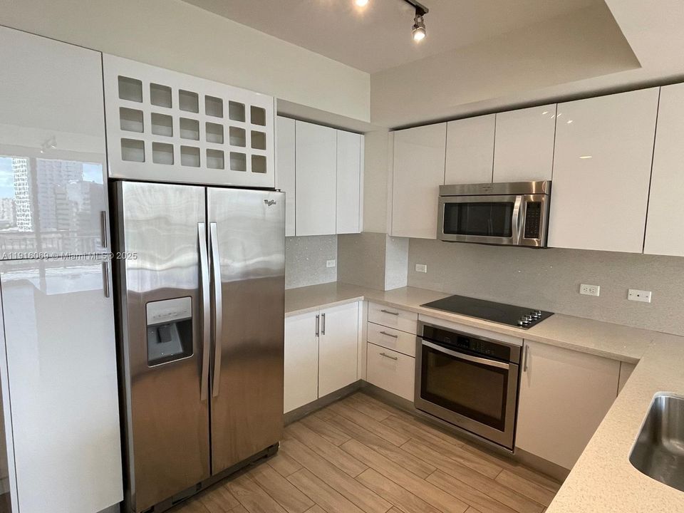 For Rent: $3,150 (1 beds, 1 baths, 674 Square Feet)