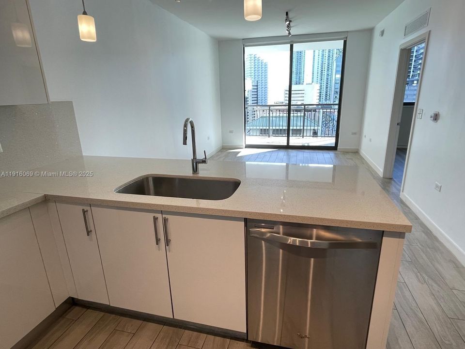 For Rent: $3,150 (1 beds, 1 baths, 674 Square Feet)
