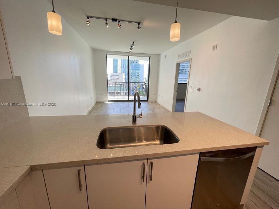 For Rent: $3,150 (1 beds, 1 baths, 674 Square Feet)