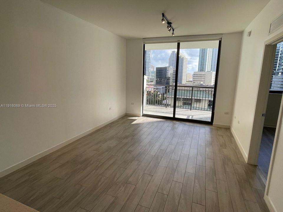 For Rent: $3,150 (1 beds, 1 baths, 674 Square Feet)