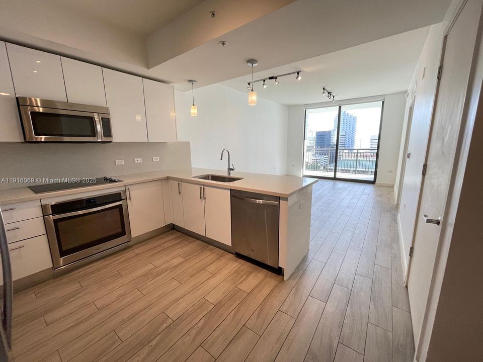 For Rent: $3,150 (1 beds, 1 baths, 674 Square Feet)