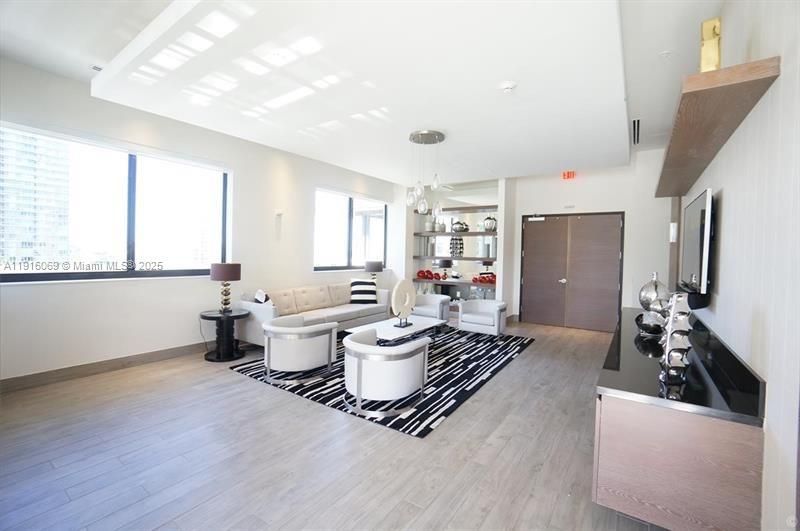 For Rent: $3,150 (1 beds, 1 baths, 674 Square Feet)