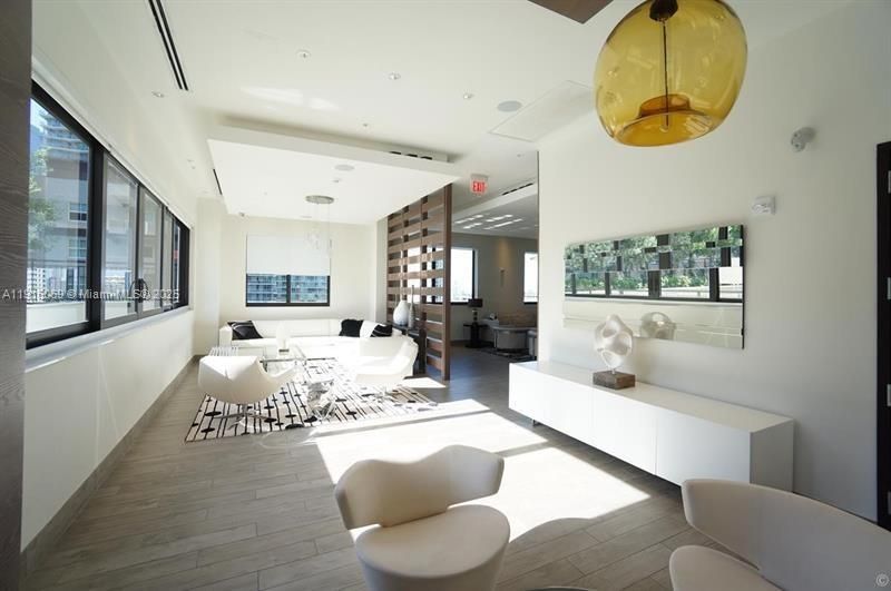 For Rent: $3,150 (1 beds, 1 baths, 674 Square Feet)