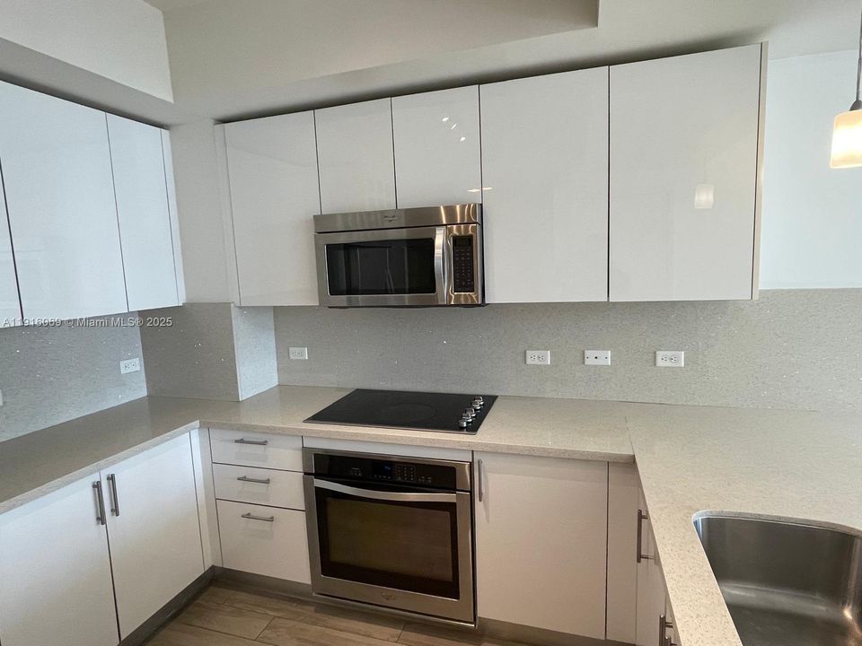 For Rent: $3,150 (1 beds, 1 baths, 674 Square Feet)