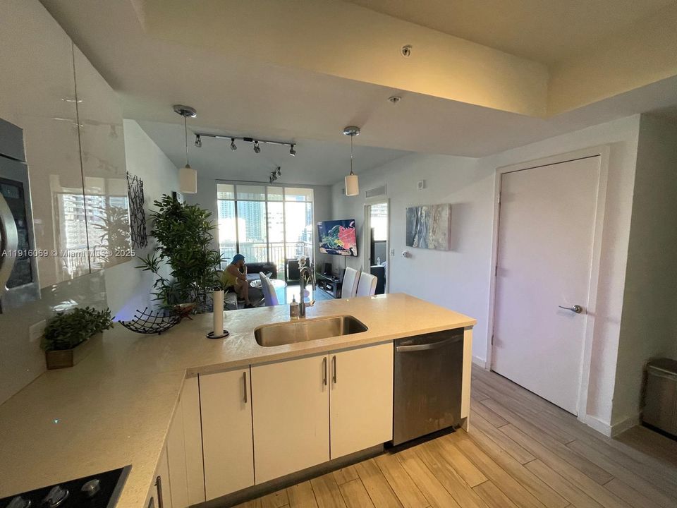 For Rent: $3,150 (1 beds, 1 baths, 674 Square Feet)