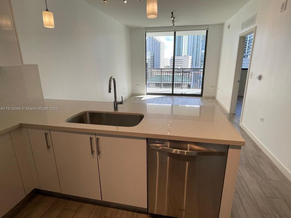 For Rent: $3,150 (1 beds, 1 baths, 674 Square Feet)