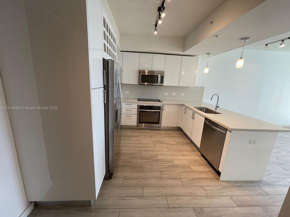 For Rent: $3,150 (1 beds, 1 baths, 674 Square Feet)