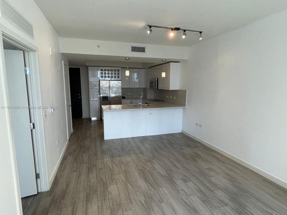 For Rent: $3,150 (1 beds, 1 baths, 674 Square Feet)