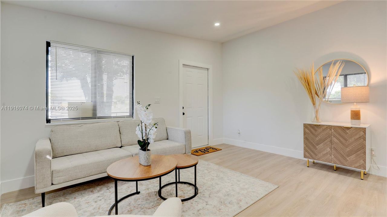 En Venta: $450,000 (4 camas, 2 baños, 1180 Pies cuadrados)