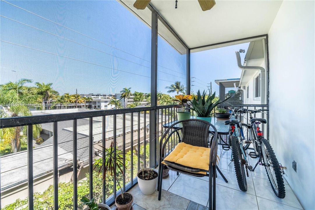 合同活跃: $1,990 (2 贝兹, 2 浴室, 979 平方英尺)