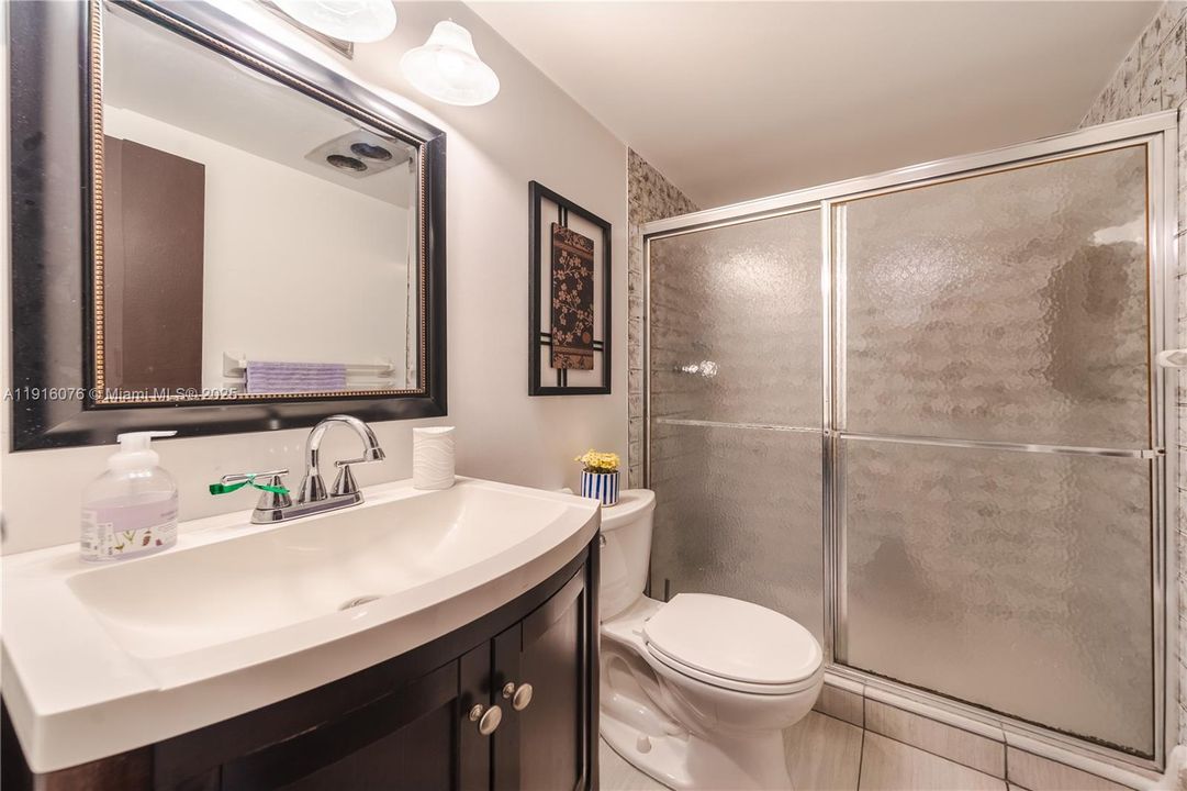 合同活跃: $1,990 (2 贝兹, 2 浴室, 979 平方英尺)