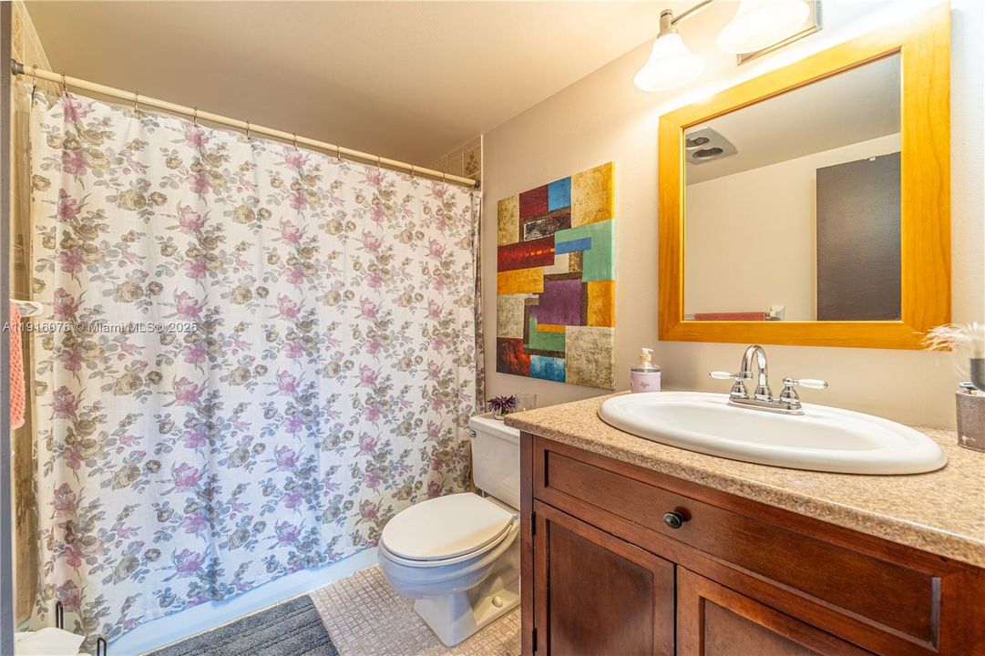 合同活跃: $1,990 (2 贝兹, 2 浴室, 979 平方英尺)