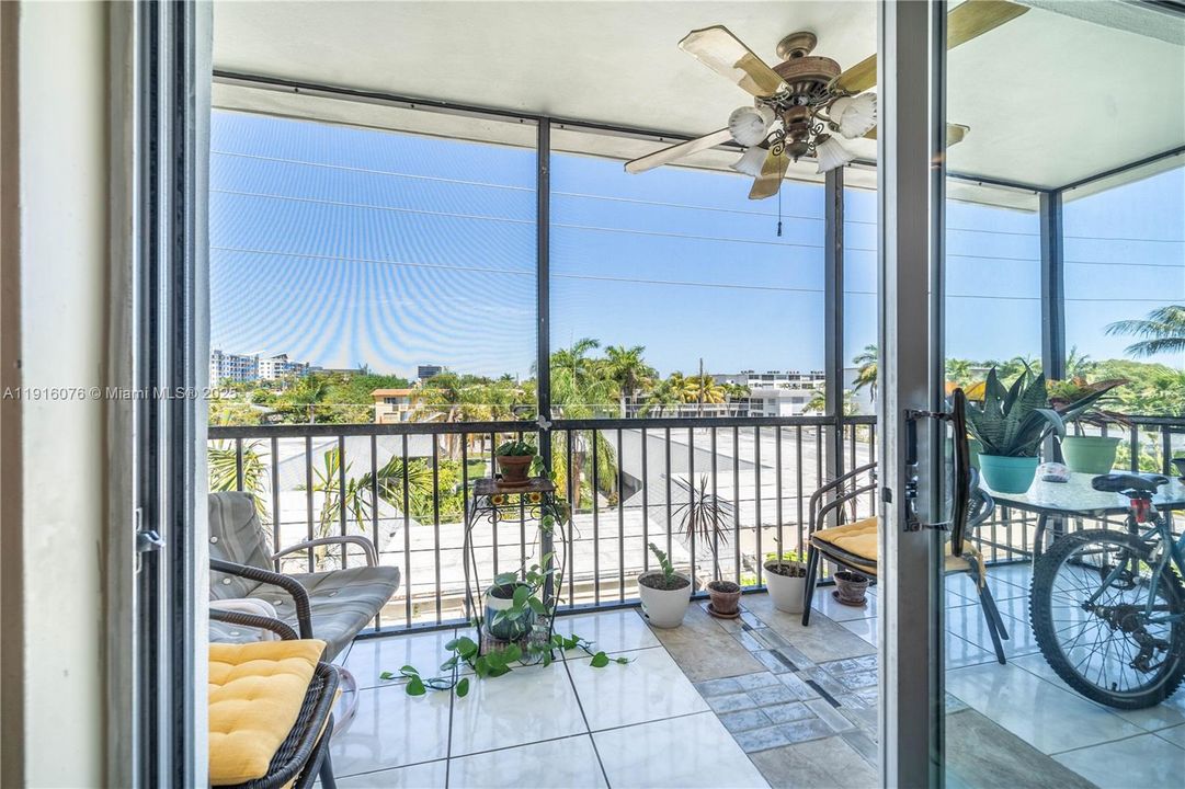 合同活跃: $1,990 (2 贝兹, 2 浴室, 979 平方英尺)