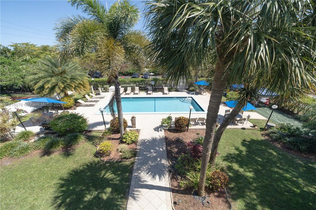 合同活跃: $1,990 (2 贝兹, 2 浴室, 979 平方英尺)