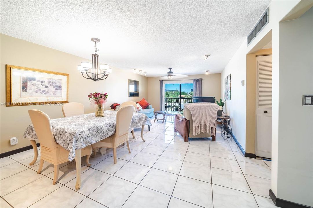 合同活跃: $1,990 (2 贝兹, 2 浴室, 979 平方英尺)