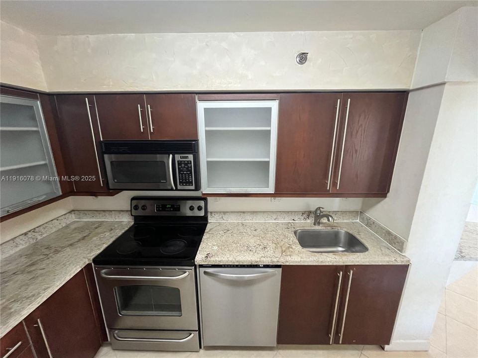For Rent: $2,600 (2 beds, 2 baths, 1062 Square Feet)