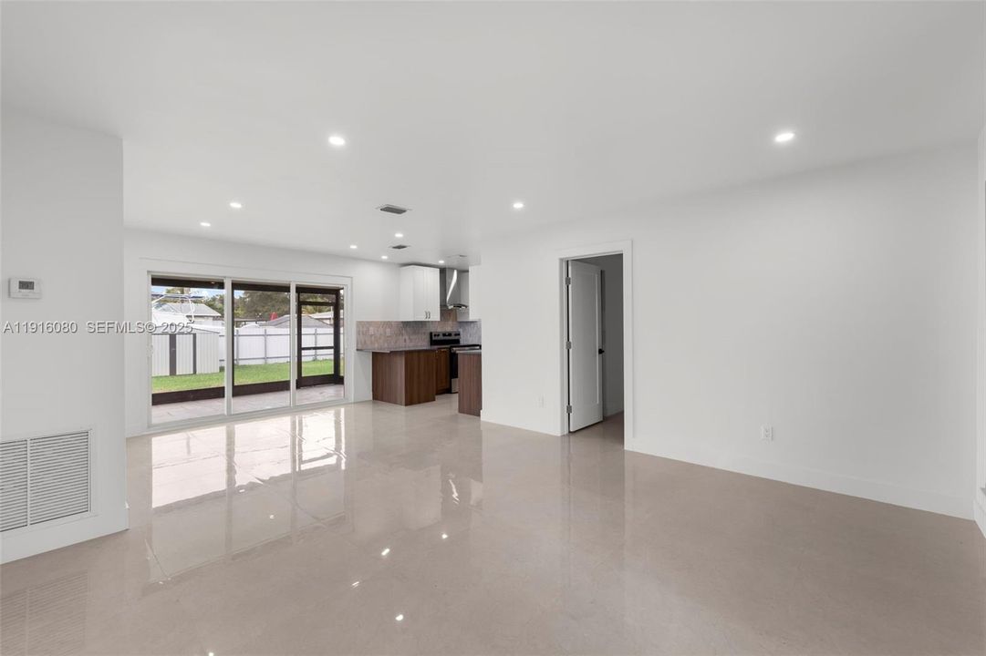 待售: $589,000 (3 贝兹, 2 浴室, 1050 平方英尺)