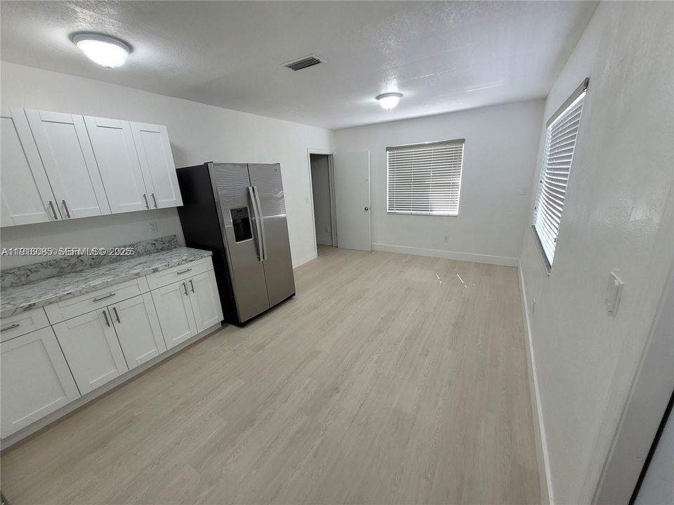 Recientemente alquilado: $2,500 (2 camas, 1 baños, 3120 Pies cuadrados)