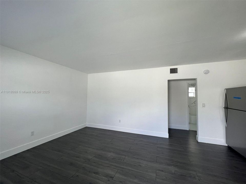 For Rent: $1,800 (1 beds, 1 baths, 500 Square Feet)