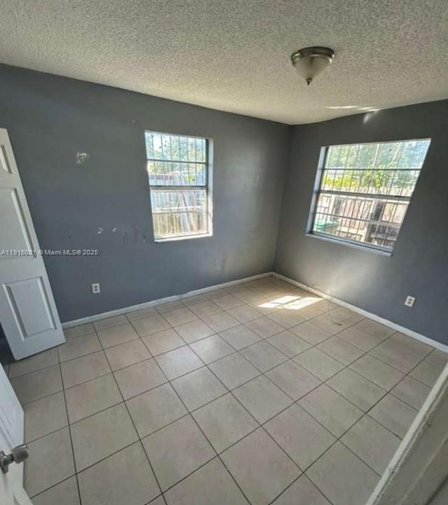 For Rent: $1,900 (2 beds, 1 baths, 1800 Square Feet)