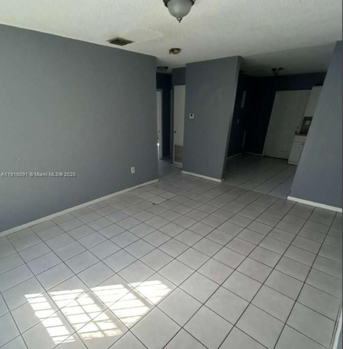 For Rent: $1,900 (2 beds, 1 baths, 1800 Square Feet)