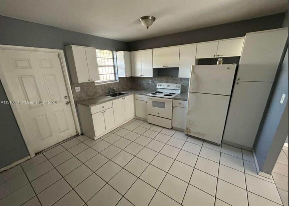 For Rent: $1,900 (2 beds, 1 baths, 1800 Square Feet)