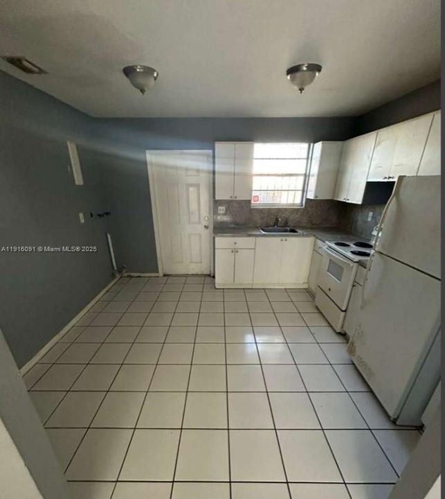 For Rent: $1,900 (2 beds, 1 baths, 1800 Square Feet)