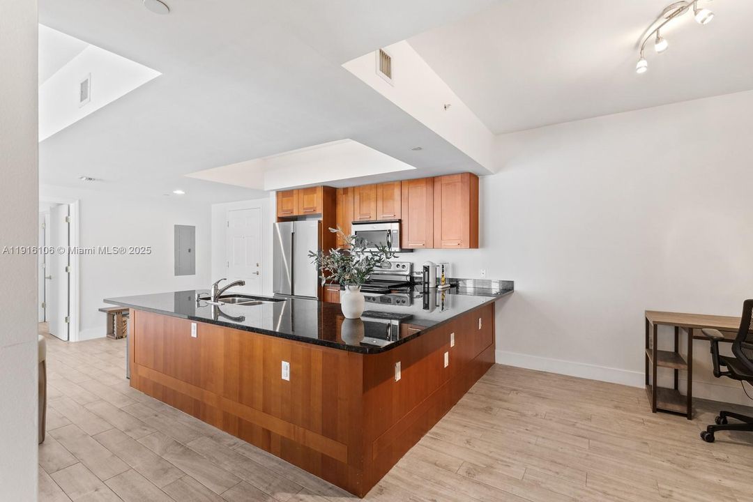 Под контрактом: $5,000 (2 спален, 2 ванн, 1410 Квадратных фут)