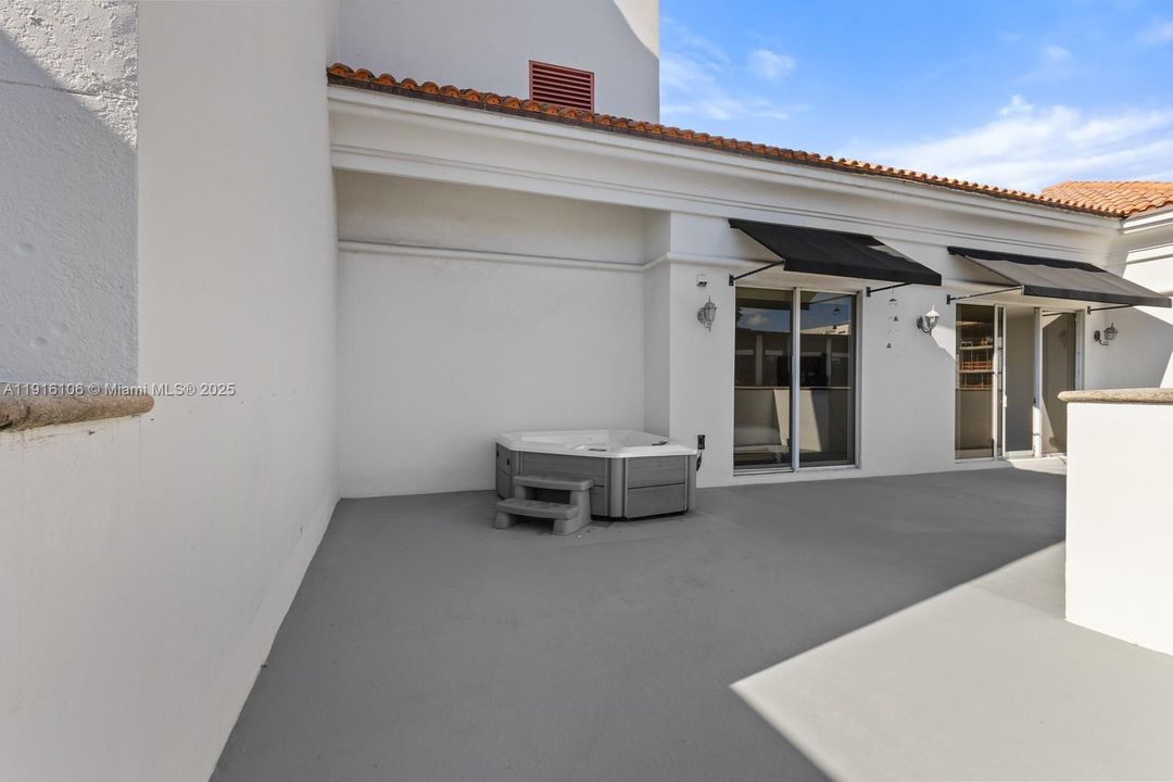 Под контрактом: $5,000 (2 спален, 2 ванн, 1410 Квадратных фут)