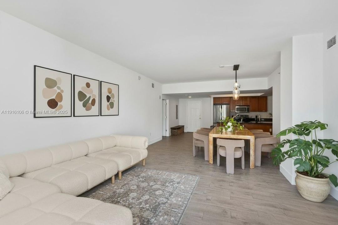 Под контрактом: $5,000 (2 спален, 2 ванн, 1410 Квадратных фут)