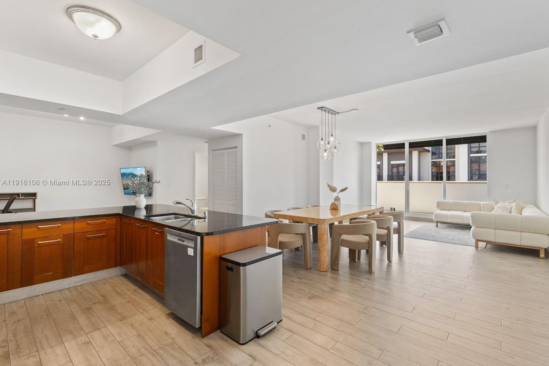 Под контрактом: $5,000 (2 спален, 2 ванн, 1410 Квадратных фут)