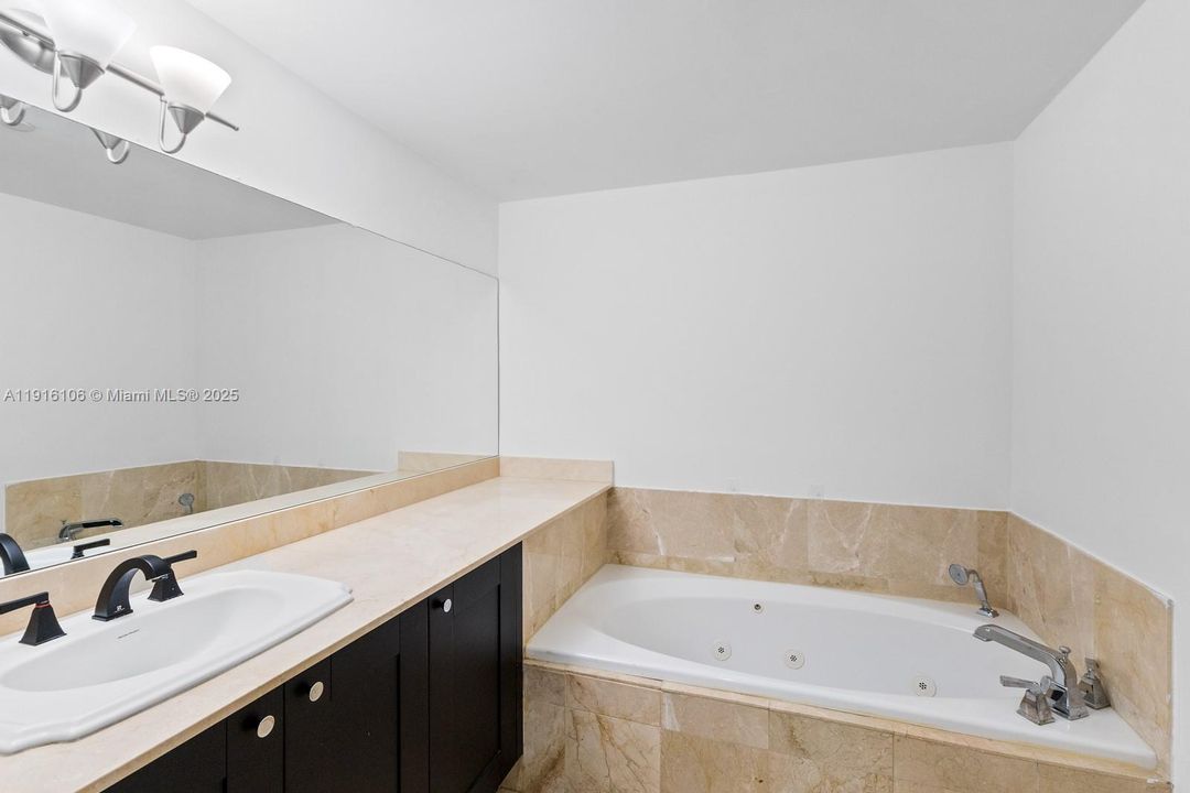 Под контрактом: $5,000 (2 спален, 2 ванн, 1410 Квадратных фут)