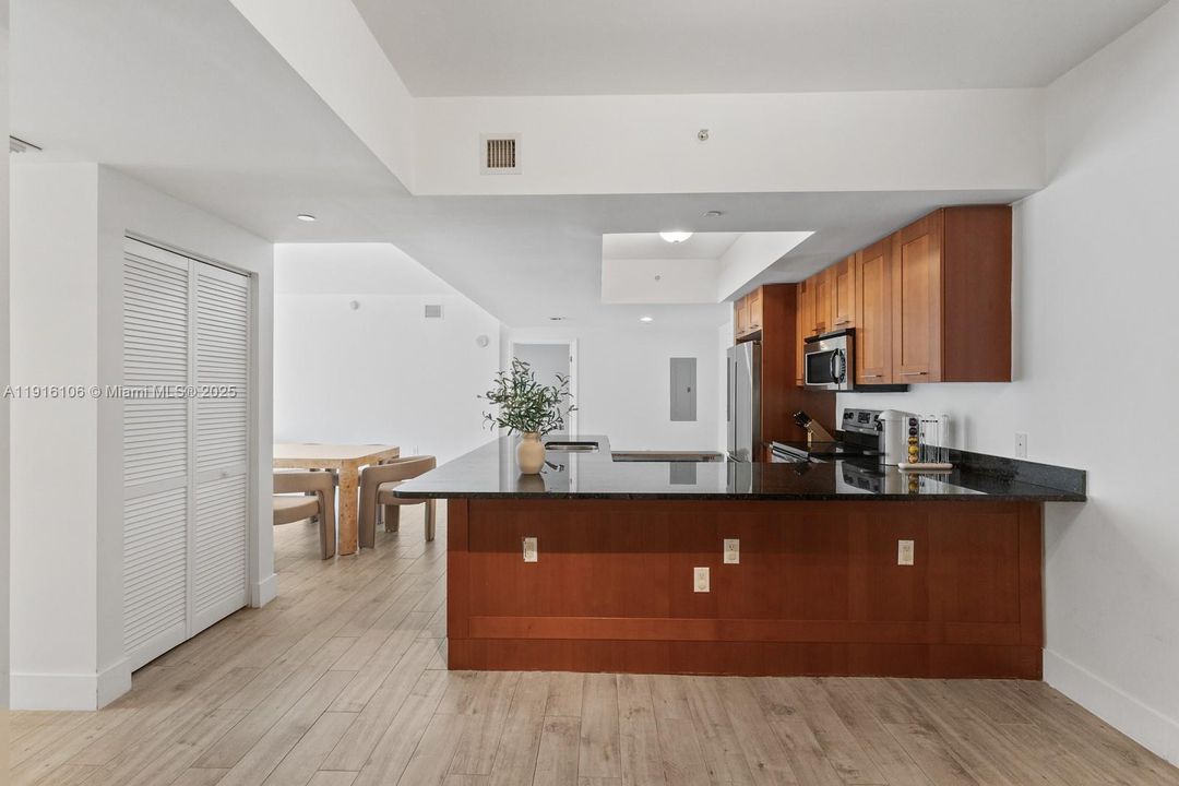 Под контрактом: $5,000 (2 спален, 2 ванн, 1410 Квадратных фут)