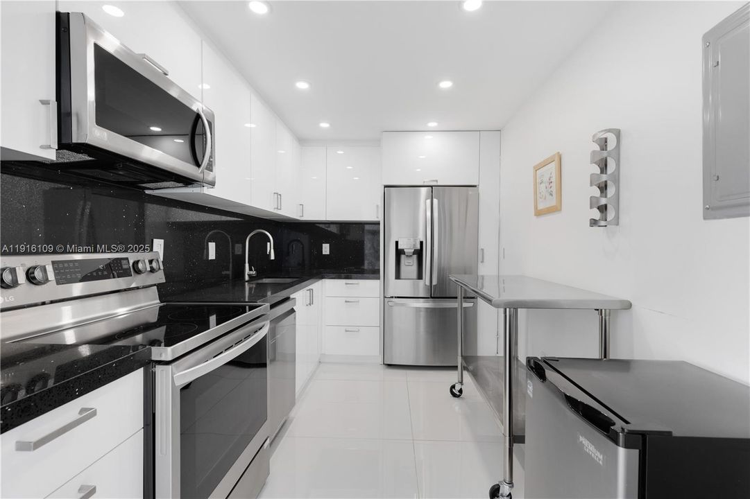 待售: $440,000 (2 贝兹, 2 浴室, 1150 平方英尺)