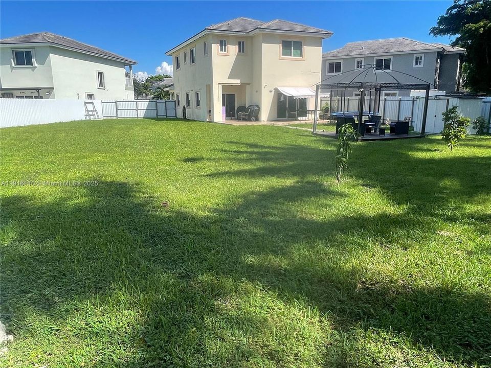 出租: $3,450 (5 贝兹, 3 浴室, 2170 平方英尺)