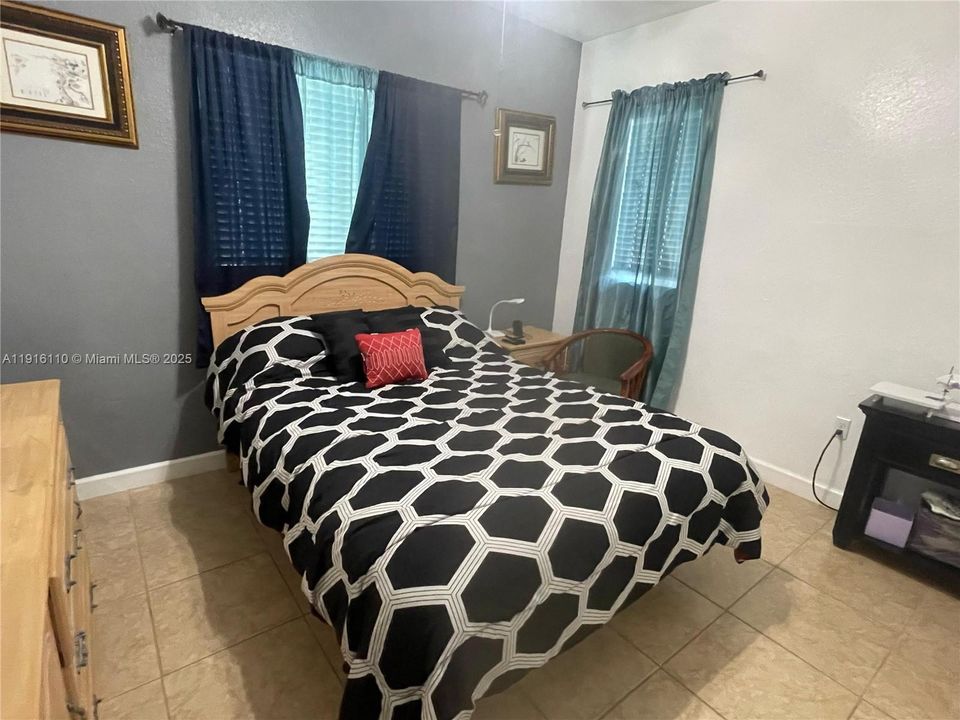 出租: $3,450 (5 贝兹, 3 浴室, 2170 平方英尺)