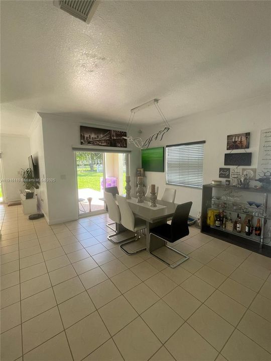 出租: $3,450 (5 贝兹, 3 浴室, 2170 平方英尺)