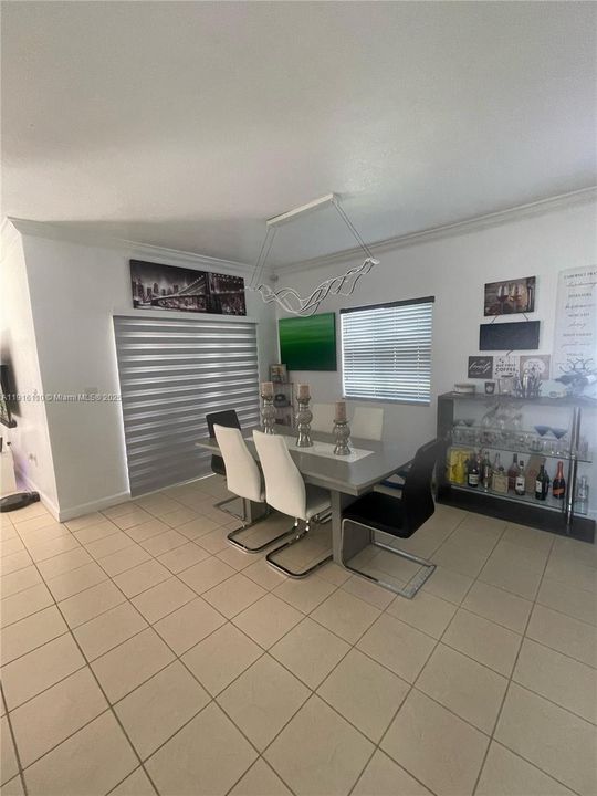 出租: $3,450 (5 贝兹, 3 浴室, 2170 平方英尺)