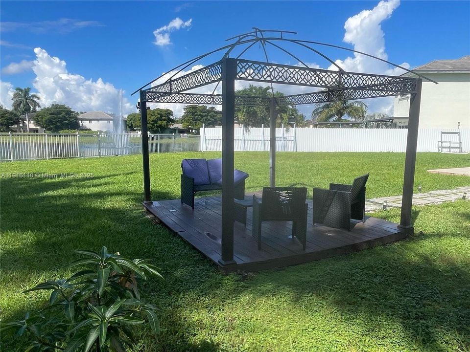 出租: $3,450 (5 贝兹, 3 浴室, 2170 平方英尺)