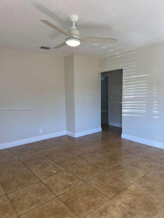 For Rent: $1,950 (2 beds, 1 baths, 1697 Square Feet)