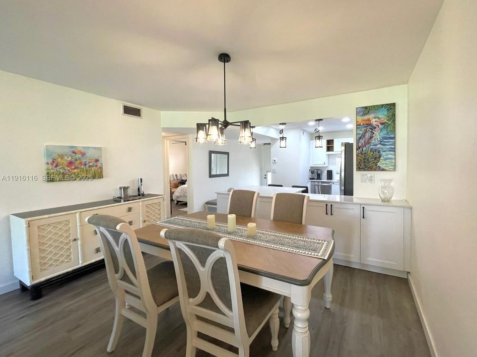 For Sale: $257,000 (2 beds, 2 baths, 1170 Square Feet)