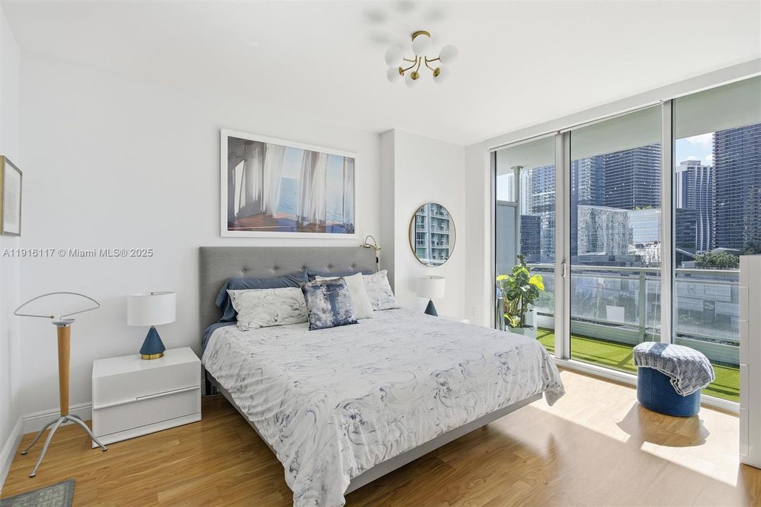 合同活跃: $4,500 (2 贝兹, 2 浴室, 1121 平方英尺)