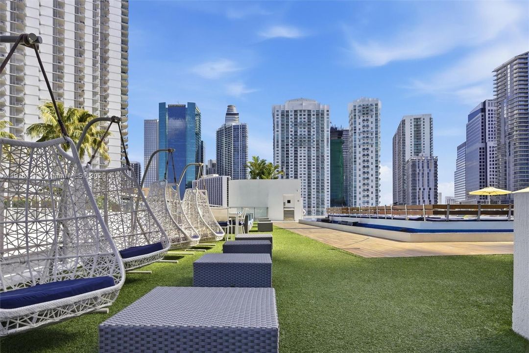 合同活跃: $4,500 (2 贝兹, 2 浴室, 1121 平方英尺)