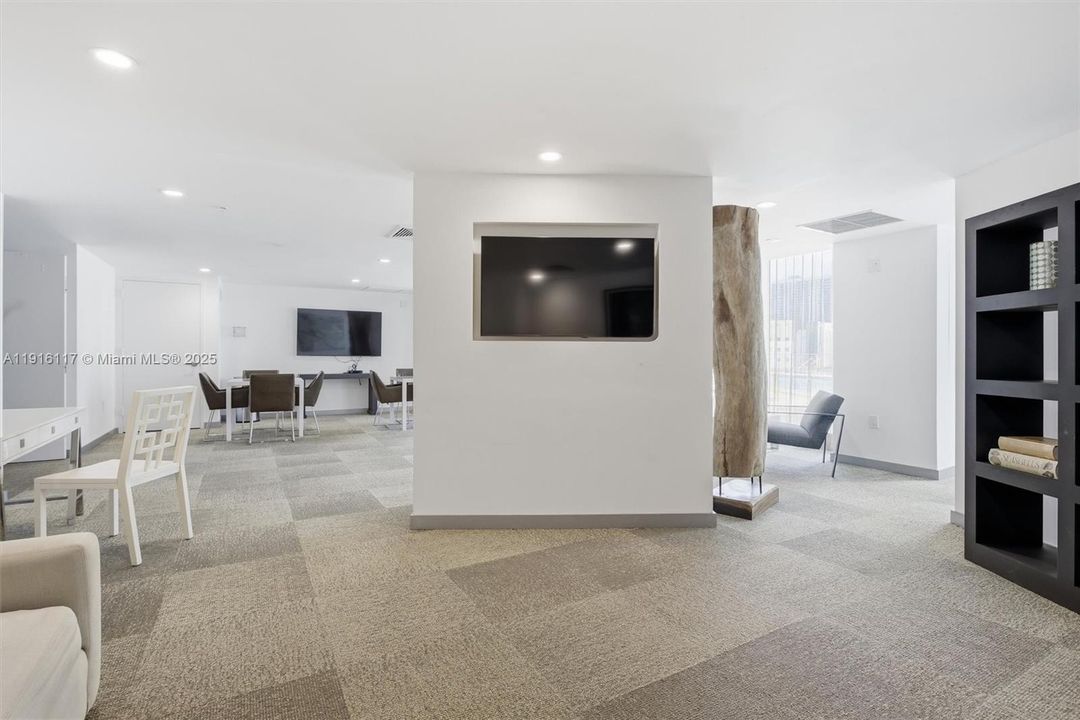 合同活跃: $4,500 (2 贝兹, 2 浴室, 1121 平方英尺)