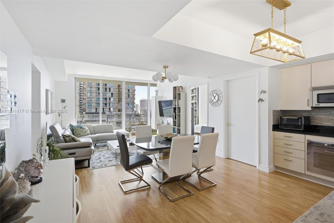 合同活跃: $4,500 (2 贝兹, 2 浴室, 1121 平方英尺)