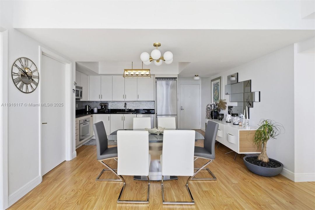 合同活跃: $4,500 (2 贝兹, 2 浴室, 1121 平方英尺)