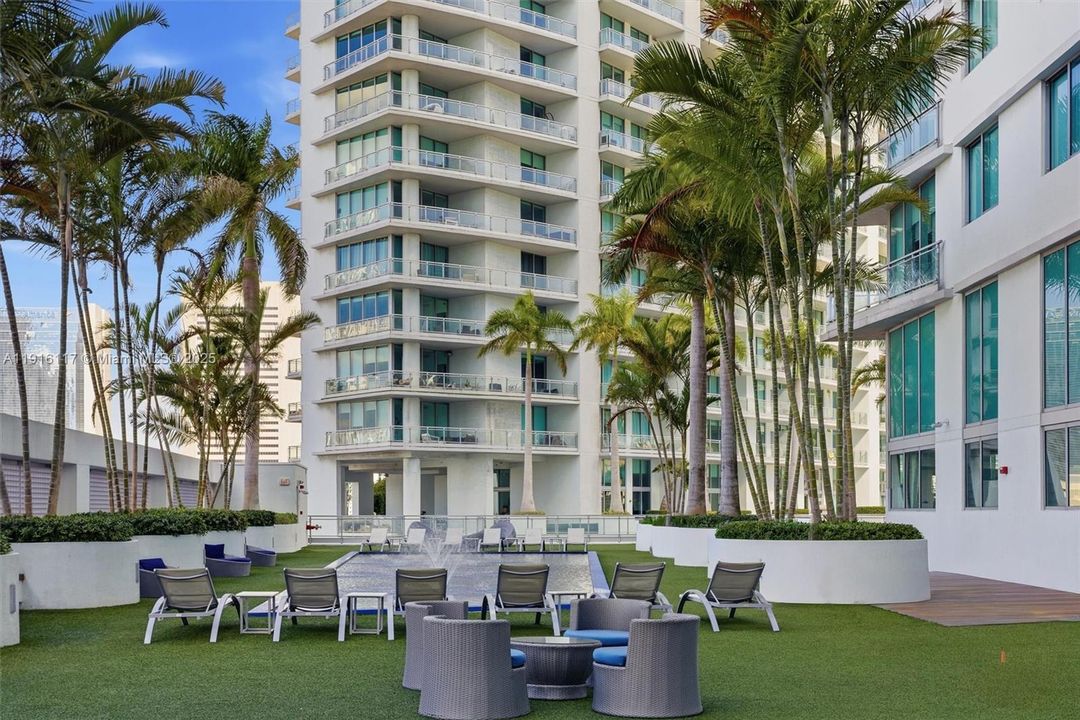 合同活跃: $4,500 (2 贝兹, 2 浴室, 1121 平方英尺)