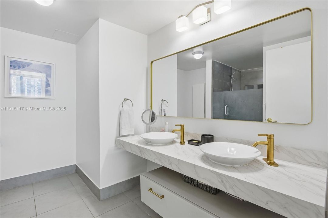 合同活跃: $4,500 (2 贝兹, 2 浴室, 1121 平方英尺)