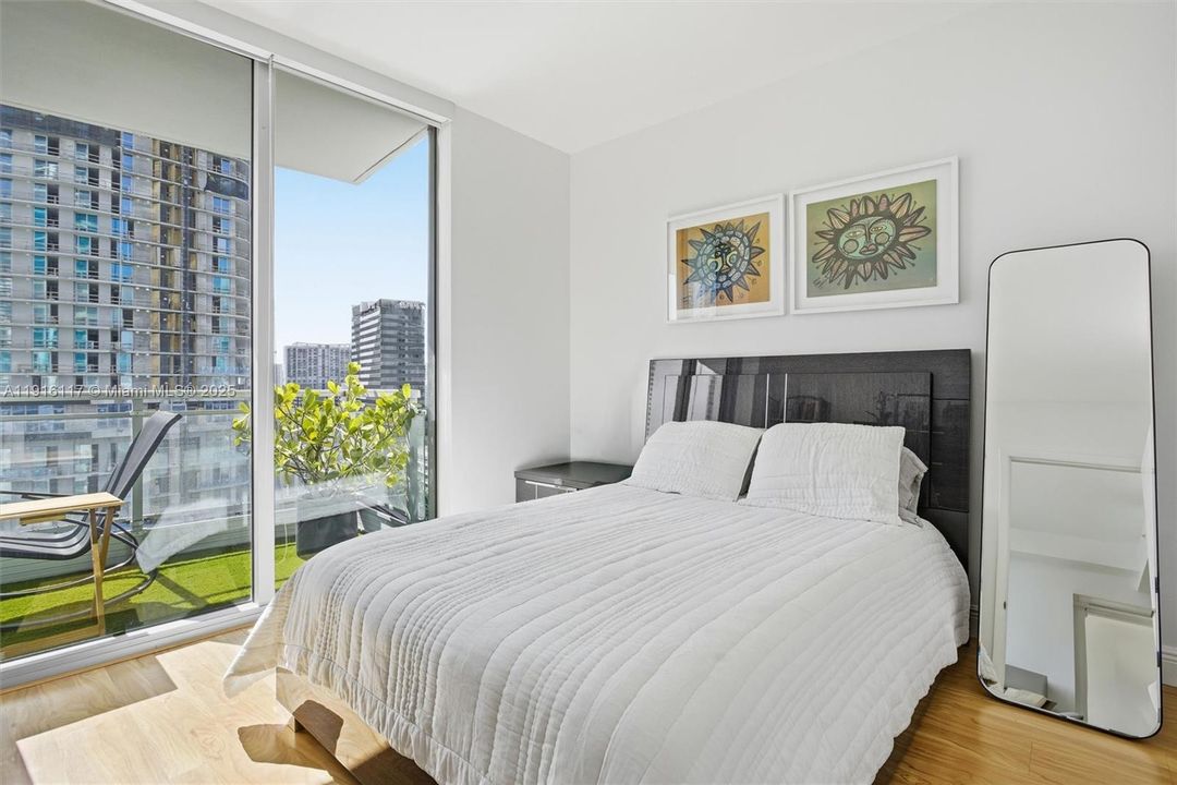 合同活跃: $4,500 (2 贝兹, 2 浴室, 1121 平方英尺)