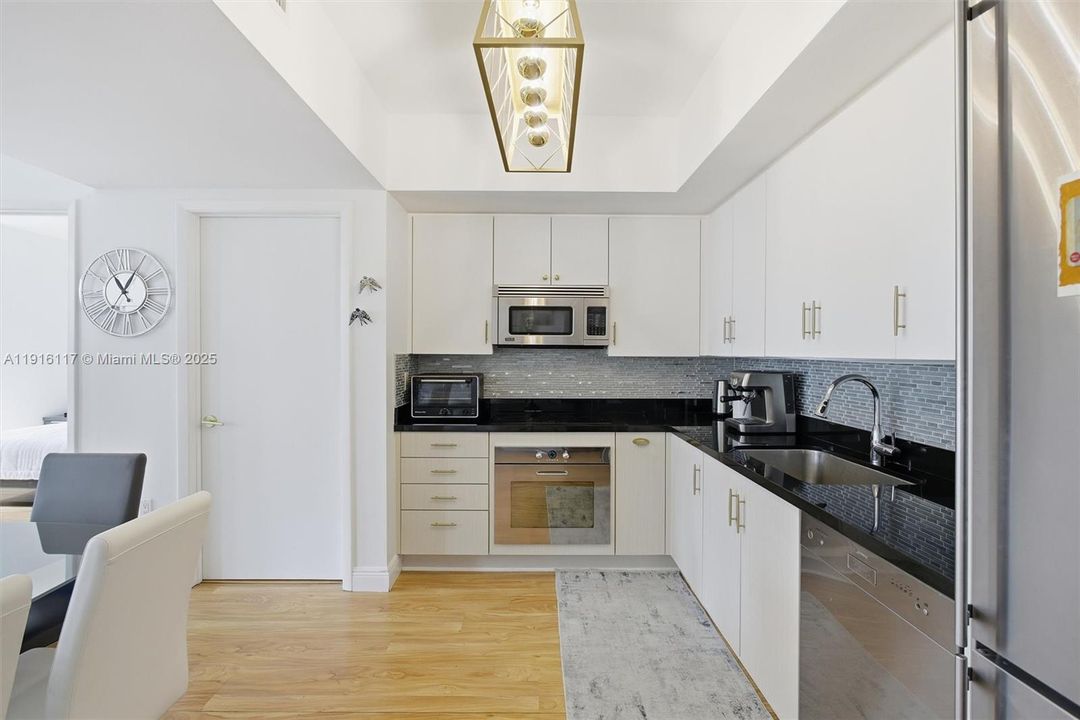 合同活跃: $4,500 (2 贝兹, 2 浴室, 1121 平方英尺)